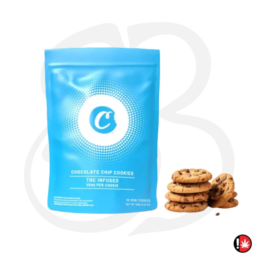 Sachet bleu COOKIES® de cookies chocolat présenté avec plusieurs cookies aux pépites de chocolat.