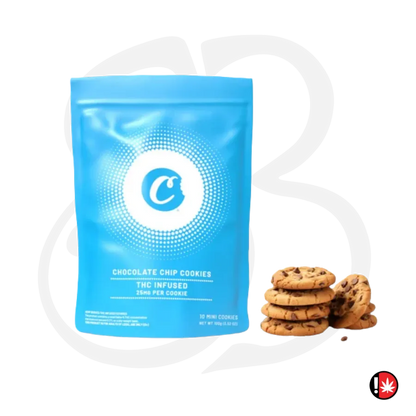 Sachet bleu COOKIES® de cookies chocolat présenté avec plusieurs cookies aux pépites de chocolat.
